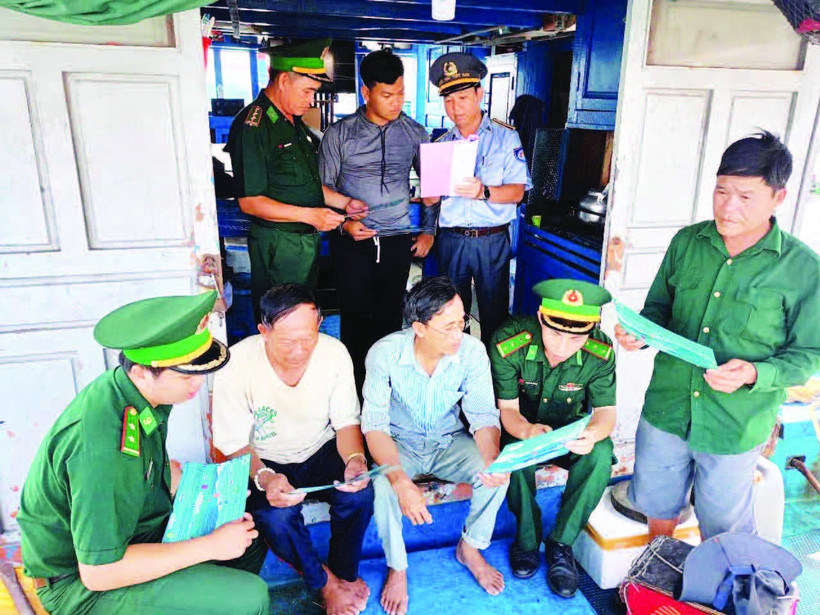 Bộ đội Biên phòng tuyên truyền các quy định về chống khai thác IUU cho ngư dân trên tàu cá.