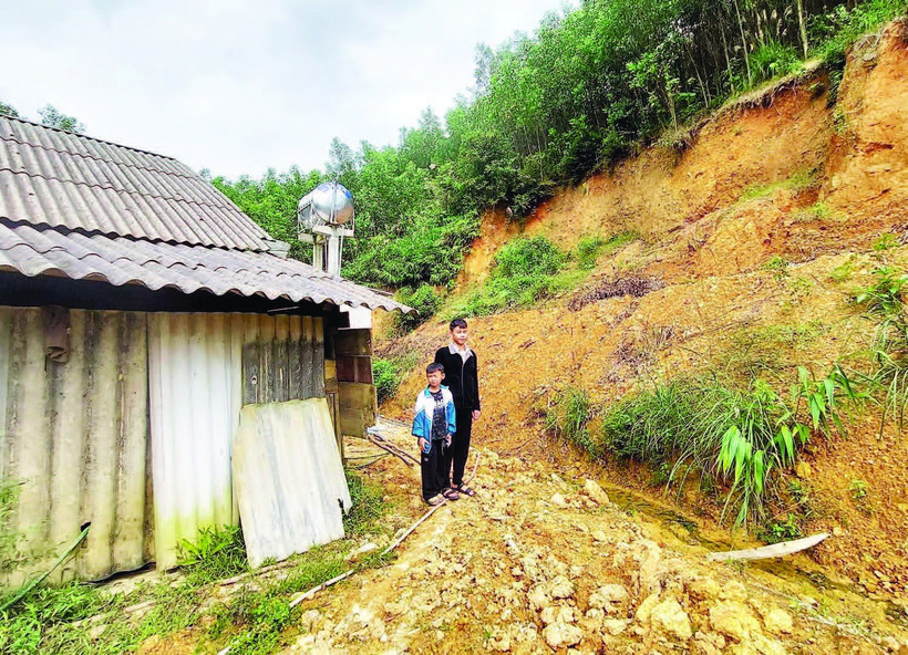 Nhà anh Đinh Cương ở thôn Tiến Hóa, xã Minh Hóa nhiều lần bị đất đá sạt xuống.