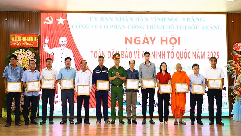 Khen thưởng các tập thể tiêu biểu trong phong trào toàn dân bảo vệ an ninh Tổ quốc.