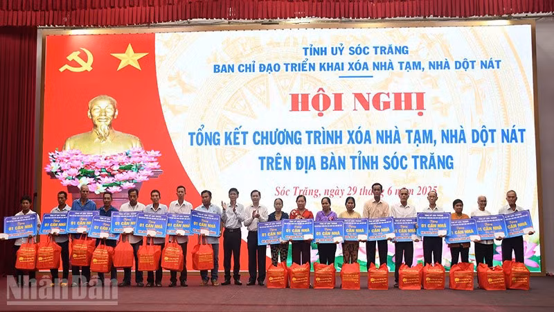 Lãnh đạo tỉnh Sóc Trăng trao quà và nhà cho hộ nghèo.
