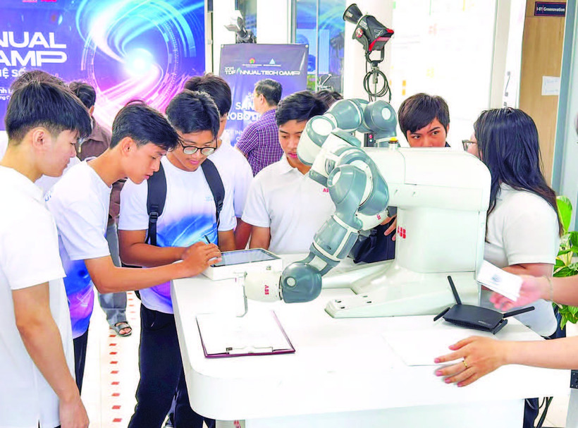 Học sinh, sinh viên Vĩnh Long tích cực tham gia các sản phẩm ứng dụng khoa học-công nghệ.