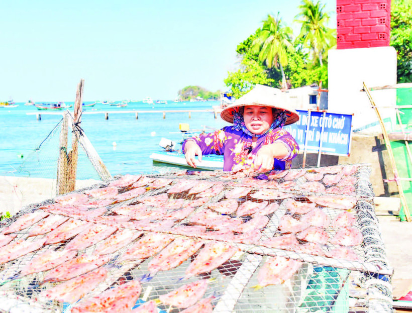 Người dân ở đặc khu Kiên Hải phơi khô cá biển.