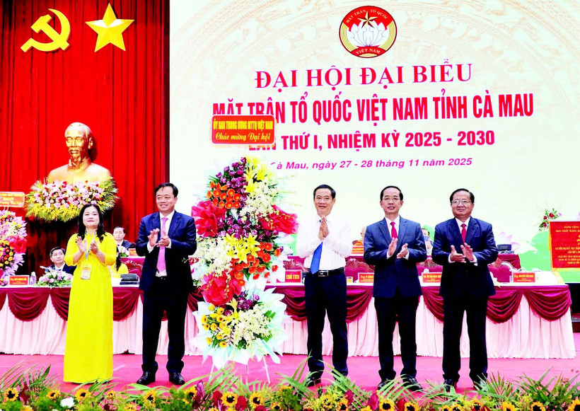 Đồng chí Nguyễn Thái Học, Phó Bí thư Đảng ủy Mặt trận Tổ quốc Việt Nam và các đoàn thể Trung ương (sơ-mi trắng) tặng lẵng hoa mừng Đại hội.