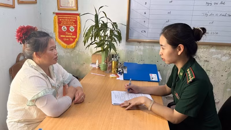 Bộ đội biên phòng Lào Cai lấy lời khai của Sùng Thị É.