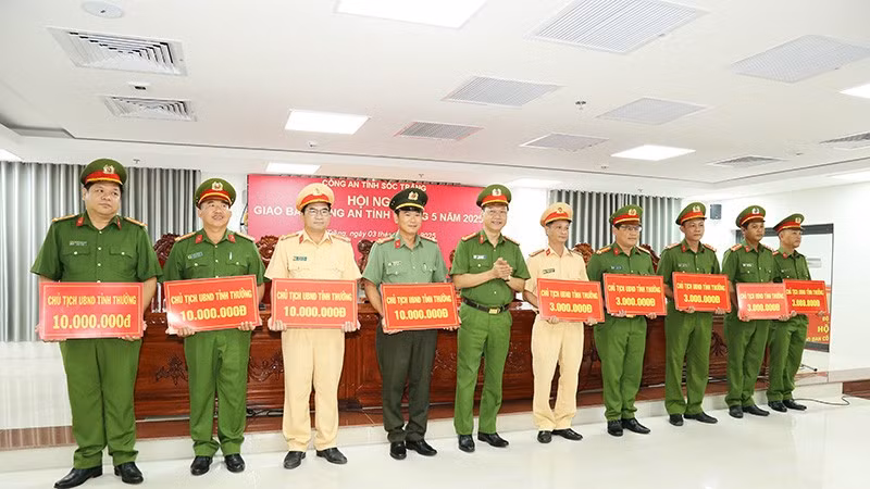 Đại tá Bùi Đức An, Phó Giám đốc Công an tỉnh Sóc Trăng trao thưởng cho các tập thể, cá nhân ( ảnh Minh Tấn)