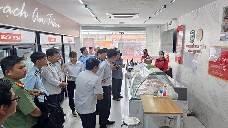 Đoàn liên ngành thực hiện kiểm tra tại cửa hàng của Công ty Cổ phần Chăn nuôi C.P Việt Nam tại Sóc Trăng.