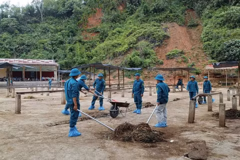 Lực lượng dân quân tự vệ xã Nghiên Loan tiến hành dọn dẹp, vệ sinh, khử trùng chợ trâu, bò. (Ảnh: Ủy ban nhân dân xã Nghiên Loan).