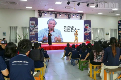 Sự kiện thu hút sự chú ý và bàn luận sôi nổi của các học sinh khối trung học cơ sở.