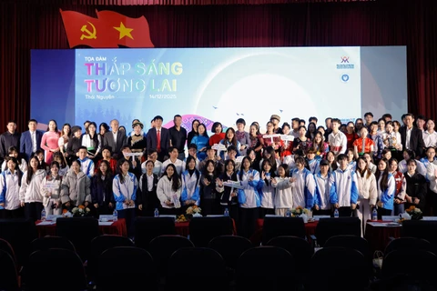 Các đại biểu và sinh viên tham dự chương trình tọa đàm.