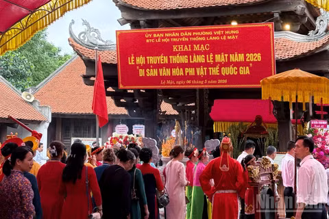 Đại biểu, người dân và du khách thực hiện nghi lễ dâng hương Đức Thánh tại Đình Lệ Mật sáng ngày 6/5.