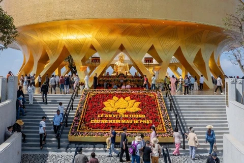 Du khách chiêm bái tượng Phật dịp đầu năm.