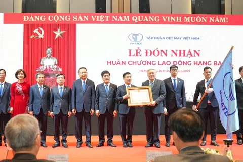 Phó Thủ tướng Thường trực Chính phủ Nguyễn Hòa Bình trao Huân chương Lao động hạng Ba cho Tập đoàn Dệt may Việt Nam. (Ảnh: PV)