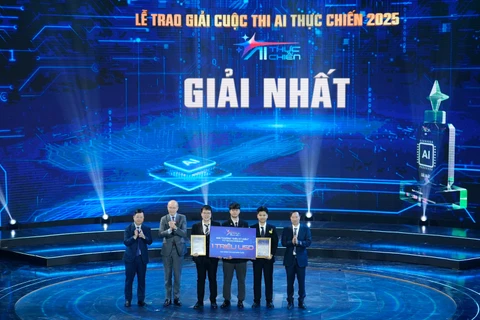 Trao giải Nhất cuộc thi "AI thực chiến" 2025. (Ảnh: DUY MẠNH)