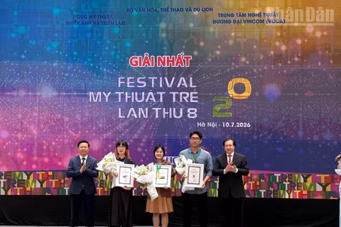 Phó Trưởng Ban Tuyên giáo và Dân vận Trung ương Trần Thanh Lâm (ngoài cùng bên trái) và Thứ trưởng Văn hóa, Thể thao và Du lịch Tạ Quang Đông (bên phải) trao giải Nhất cho các nghệ sĩ trẻ. 