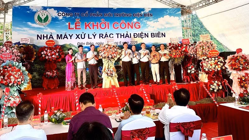 Chủ tịch Hiệp hội Doanh nghiệp tỉnh Điện Biên Bùi Đức Giang chúc mừng Công ty cổ phần Môi trường Điện Biên đã khởi công xây dựng nhà máy.