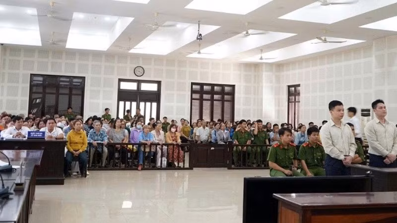 Gần 300 bị hại ngồi kín phiên tòa xét xử Chủ tịch và Giám đốc Công ty CP Tài chính Vietnam Capital. (Ảnh: AD)