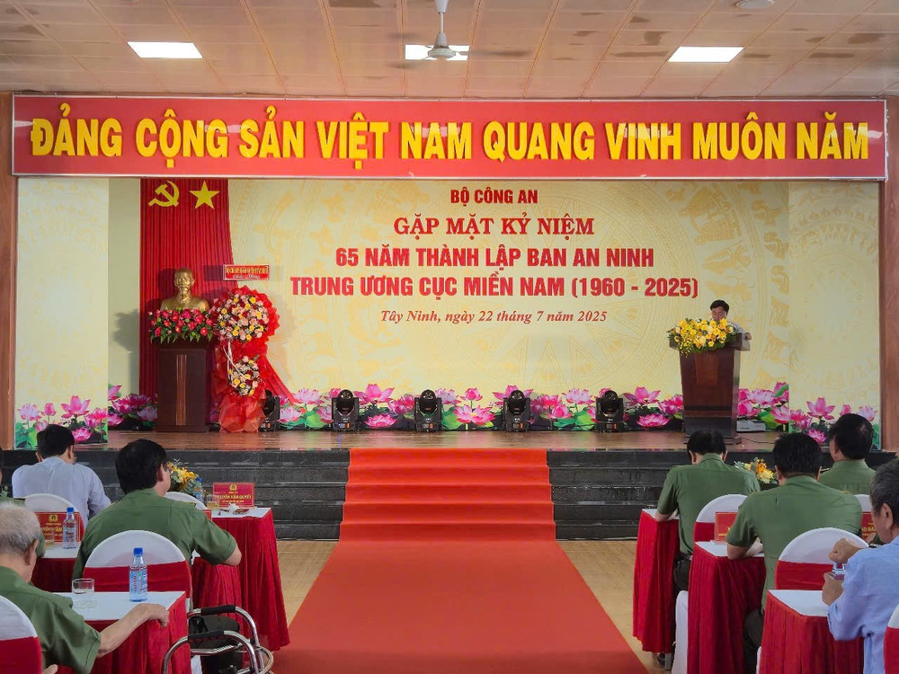 Quang cảnh chương trình gặp mặt. z6829518401826-0cb67253038f0f18a94d055c24798d2e.jpg