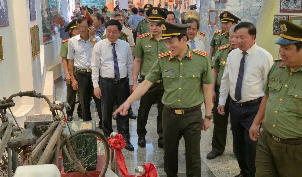 Đại tướng Lương Tam Quang, Ủy viên Bộ Chính trị, Bộ trưởng Công an cùng lãnh đạo tỉnh Tây Ninh tham quan Bảo tàng Ban an ninh Trung ương Cục miền nam.