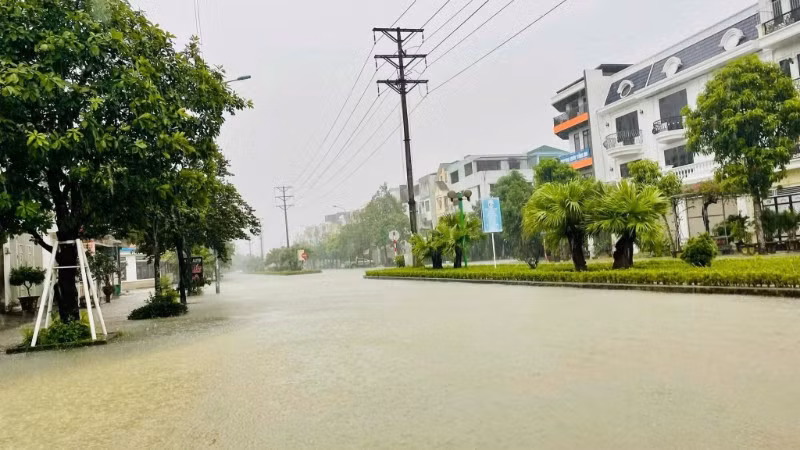 Nhiều tuyến đường ở Thanh Hóa ngập sâu.