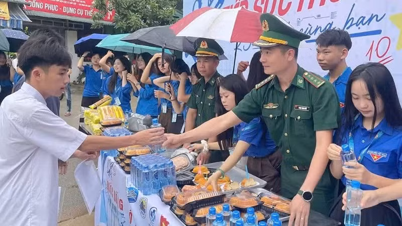 Cán bộ Đồn Biên phòng Nậm Lạnh phối hợp Đoàn xã hỗ trợ đồ ăn nhẹ tại điểm thi cho các thí sinh.