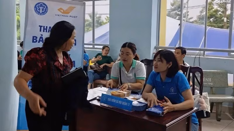 Nhân viên bảo hiểm xã hội tư vấn chế độ, chính sách bảo hiểm xã hội cho người dân Thành phố.