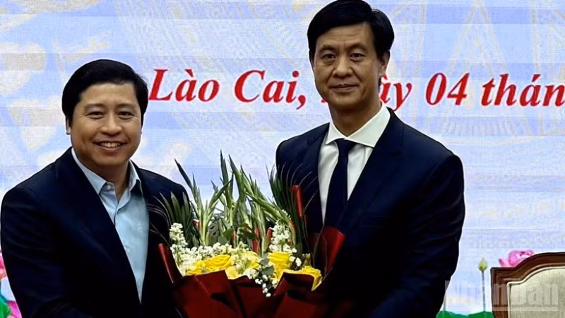 Đồng chí Đỗ Quốc Huy, Ủy viên Trung ương Đảng, Bí thư Tỉnh ủy tặng hoa chúc mừng tân Phó Chủ tịch Ủy ban nhân dân tỉnh Phan Trung Bá. (Ảnh: THANH SƠN)