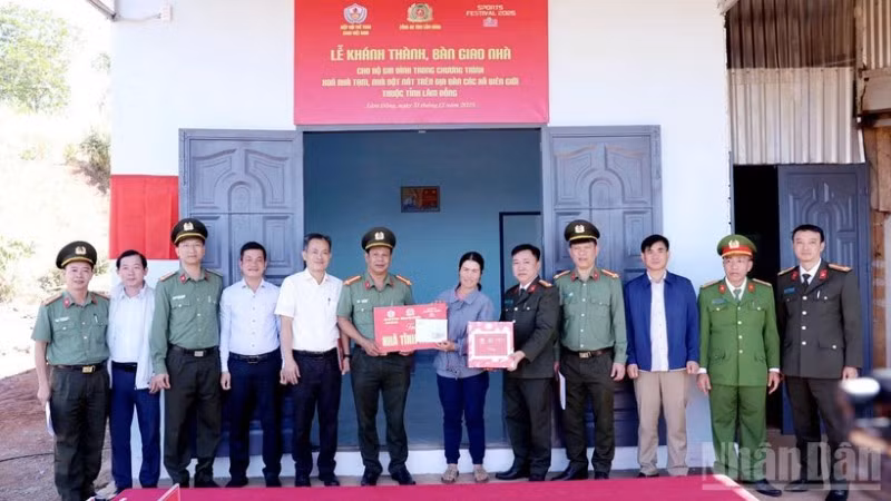 Lãnh đạo Công an tỉnh Lâm Đồng, chính quyền địa phương và đại diện các nhà tài trợ trao nhà cho các gia đình tại xã Quảng Trực.