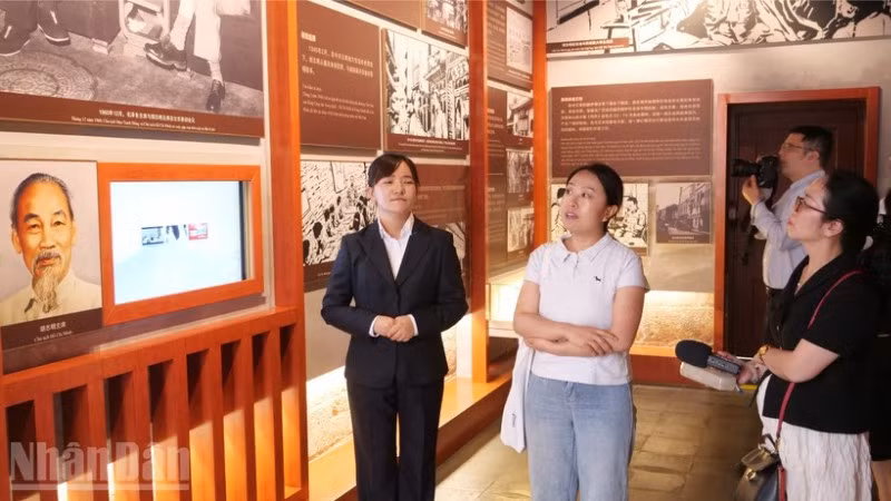 Du khách tham quan Khu di tích Chủ tịch Hồ Chí Minh tại Côn Minh, tỉnh Vân Nam, Trung Quốc.