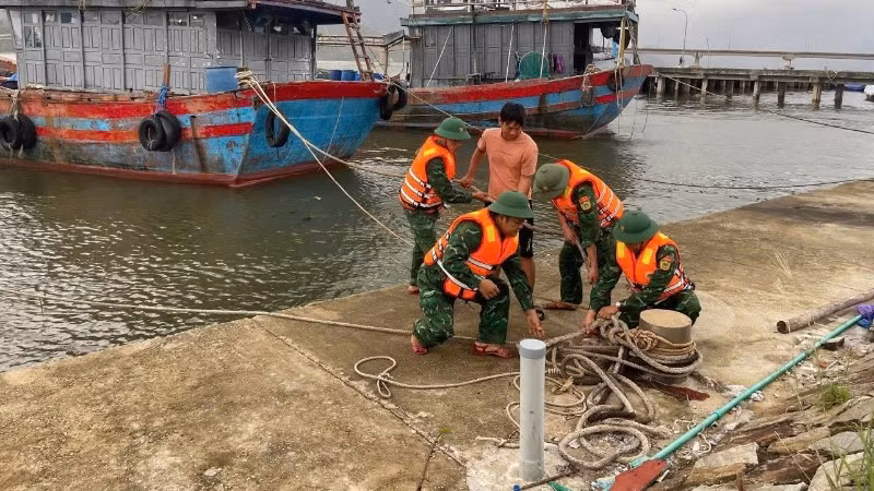 Lực lượng vũ trang thành phố Huế giúp người dân neo đậu tàu thuyền tránh bão. (Ảnh: VÕ TIẾN)