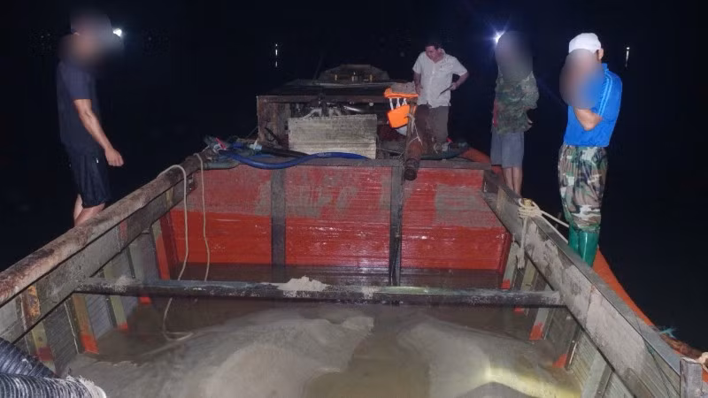 Các đối tượng khai thác cát trái phép bị lực lượng chức năng bắt quả tang. 