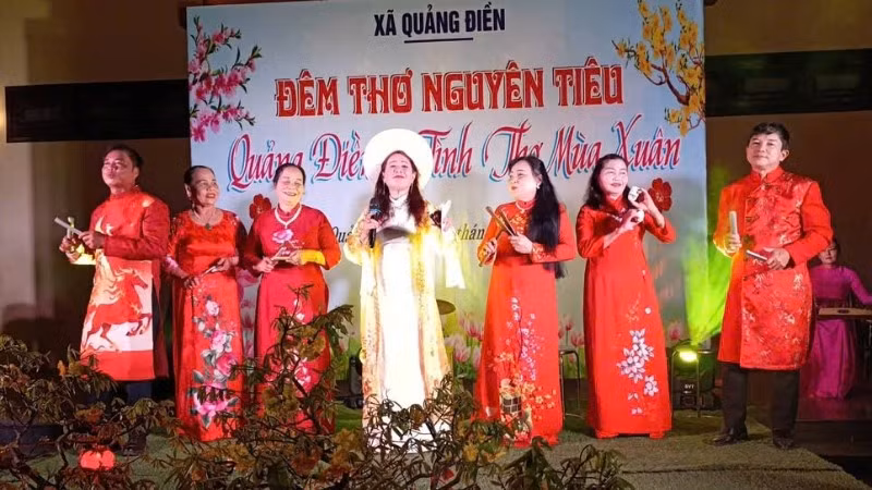 Đêm thơ thu hút sự tham gia biểu diễn, trình diễn thơ-nhạc của nhiều nghệ sĩ thành phố Huế.