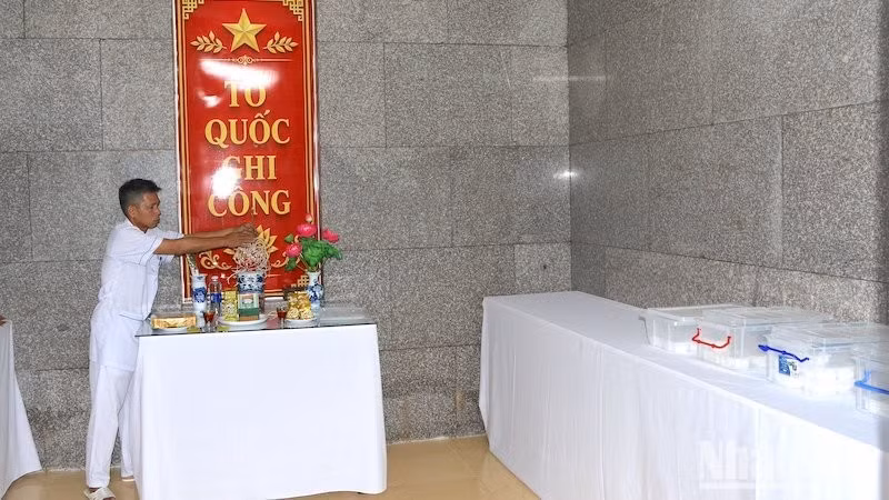Hằng ngày, các cán bộ được giao nhiệm vụ tiếp nhận và bảo quản mẫu hài cốt liệt sĩ dâng hương, dâng hoa tri ân các Anh hùng liệt sĩ.
