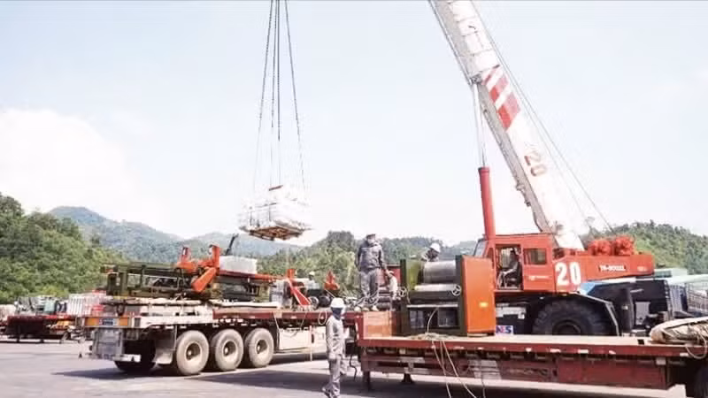 Công nhân Công ty cổ phần Hữu Nghị Xuân Cương vận hành hệ thống cẩu chuyên dụng phục vụ sang tải hàng hóa tại khu vực Cửa khẩu Hữu Nghị (Lạng Sơn). (Ảnh: HOÀI THU)