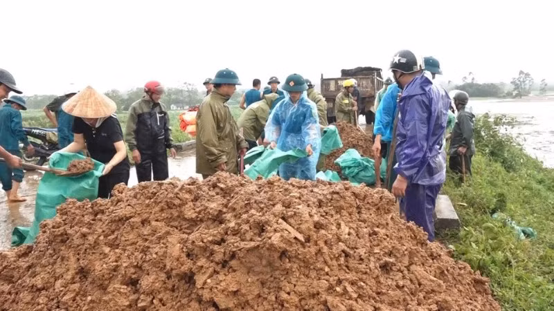 Lực lượng "bốn tại chỗ" khắc phục sự cố bờ đê.