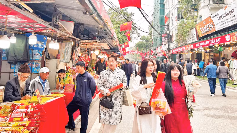 Các bạn trẻ du xuân đầu năm.