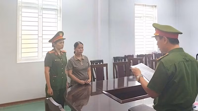 Lực lượng chức năng thi hành Quyết định khởi tố bị can, Lệnh bắt bị can để tạm giam đối với Phạm Thị Hương. (Ảnh: Công an cung cấp)