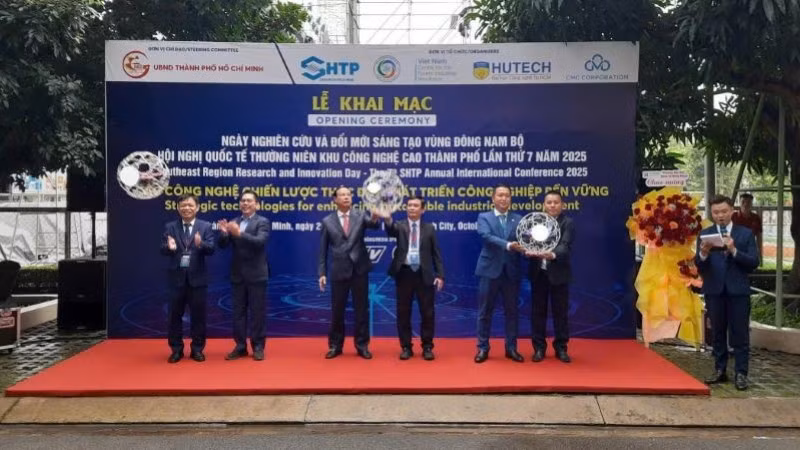 Các đại biểu thực hiện nghi thức khai mạc “Ngày nghiên cứu và đổi mới sáng tạo vùng Đông Nam Bộ”.