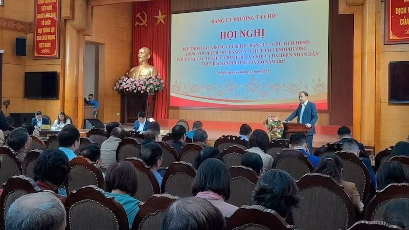 Lãnh đạo Đảng ủy phường Tây Hồ phát biểu tại hội nghị.