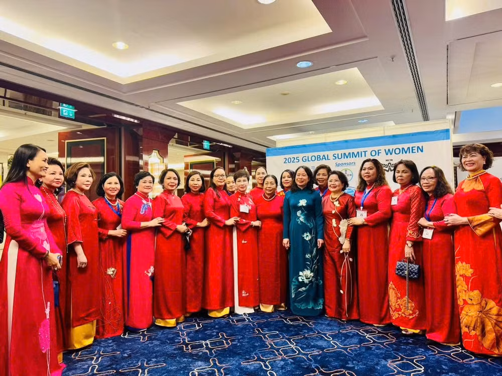 anh-3-pho-chu-tich-nuoc-chup-anh-voi-cac-dai-bieu-phu-nu-viet-nam.jpg