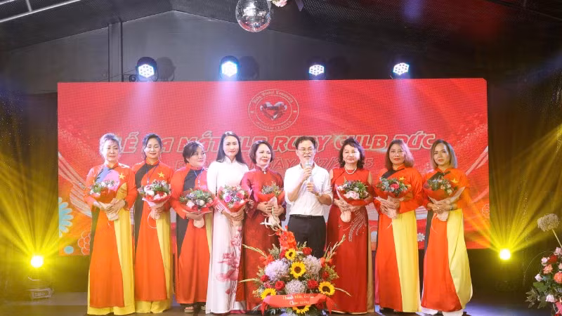 Ban chấp hành CLB Ruby tại CHLB Đức chụp ảnh cùng Chủ tịch Đinh Thị Hậu.