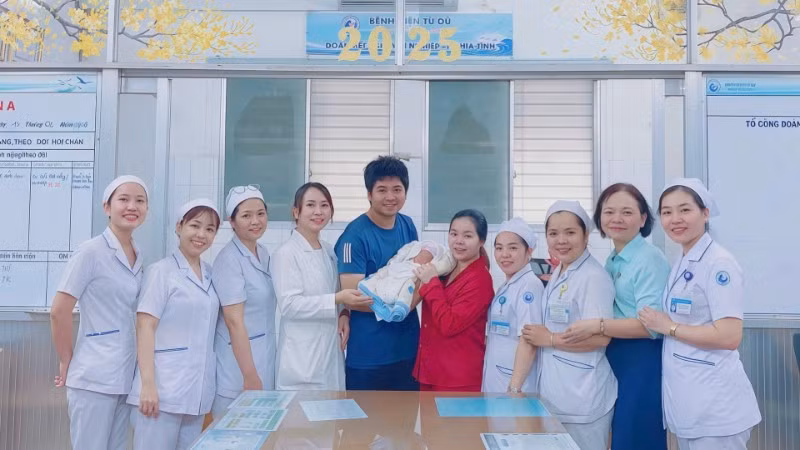 Đội ngũ y bác sĩ Bệnh viện Từ Dũ chia vui cùng vợ chồng sản phụ N.