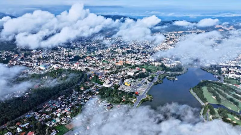 Khu vực trung tâm Lâm Đồng bồng bềnh mây trắng.