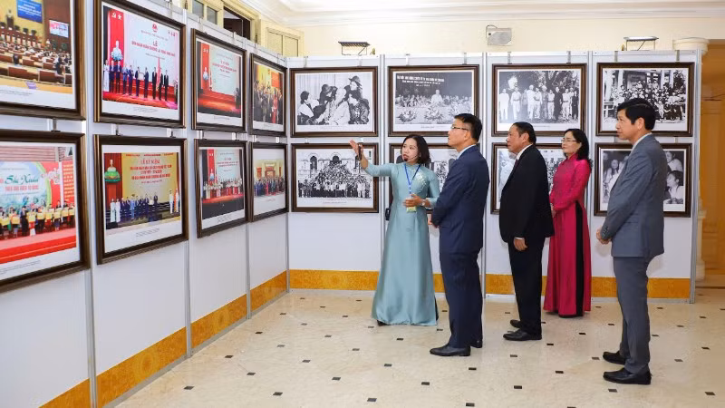 Triển lãm “Một số hình ảnh phong trào thi đua yêu nước và các gương điển hình tiên tiến của Bộ Văn hóa, Thể thao và Du lịch giai đoạn 2020-2025”. (Ảnh: Bộ VHTTDL)