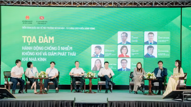 Tọa đàm “Hành động chống ô nhiễm không khí và giảm phát thải khí nhà kính” diễn ra trong khuôn khổ Diễn đàn quốc gia về môi trường và khí hậu 2026. (Ảnh: VN)