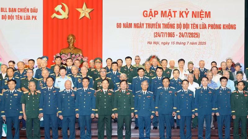 Các đại biểu tại lễ gặp mặt kỷ niệm 60 năm truyền thống Bộ đội Tên lửa Phòng không. (Ảnh: TRỌNG ĐỨC)
