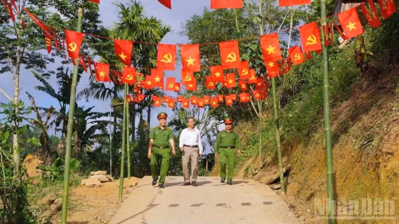 Không khí chuẩn bị cho ngày hội lớn của toàn dân đang rộn ràng khắp các thôn, khu dân cư trên địa bàn xã biên giới Avương. 
