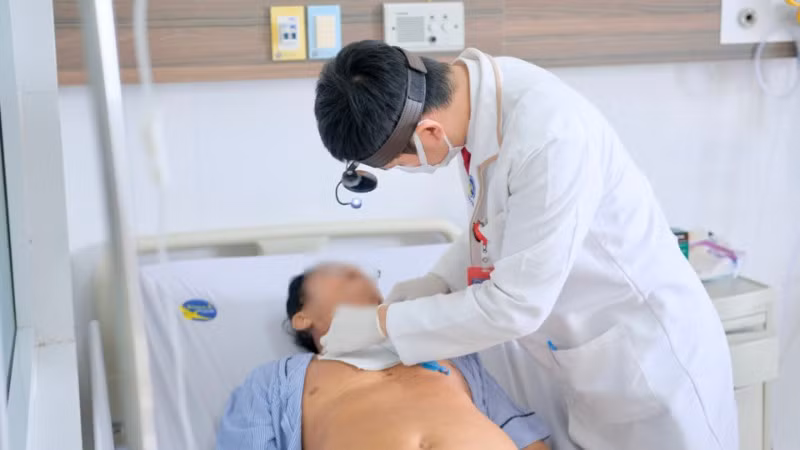 Bác sĩ thăm khám bệnh nhân sau ca mổ.