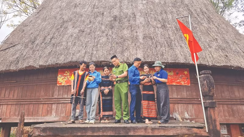 Tổ công nghệ số cộng đồng của Đoàn phường Pleiku “đi từng ngõ, gõ từng nhà”, hướng dẫn người dân phòng ngừa tội phạm công nghệ cao.