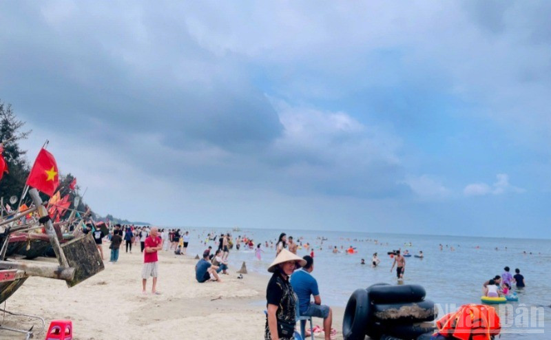 Du lịch biển đảo sôi động. (Ảnh: PHƯƠNG THẢO)