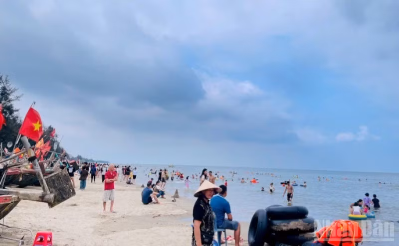 Du lịch biển đảo sôi động. (Ảnh: PHƯƠNG THẢO)